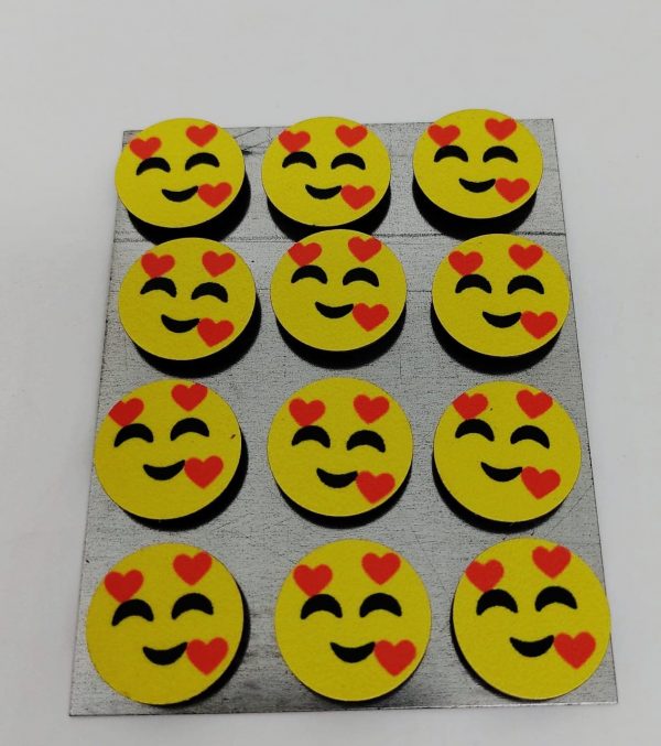 Botões Magnéticos (Imã) Emoji Apaixonado com 12 Unidades