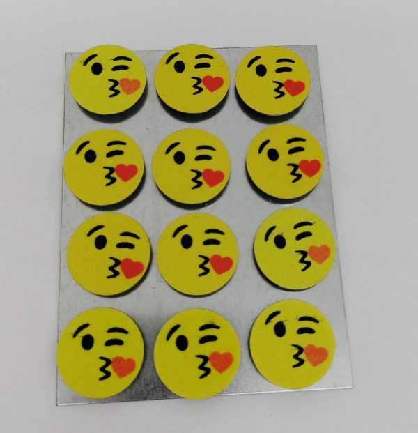 Botões Magnéticos (Imã) Emoji Beijo Coração com 12 Unidades