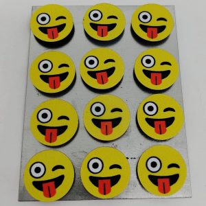 Botões Magnéticos (Imã) Emoji Piscadinha com 12 Unidades